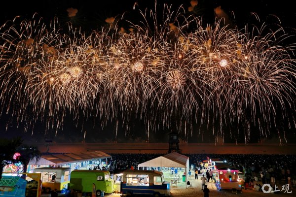 秦安配资 场面｜五彩烈焰闪耀夜空：金山海滩上演中外烟花秀