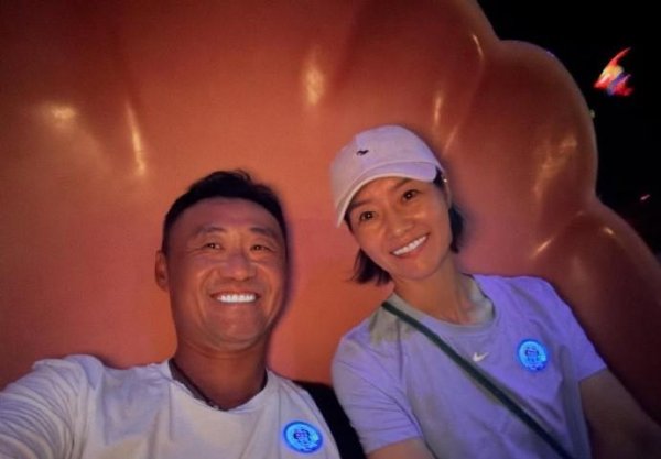 腾思控股 李娜更新社媒，与丈夫姜山游玩环球影城